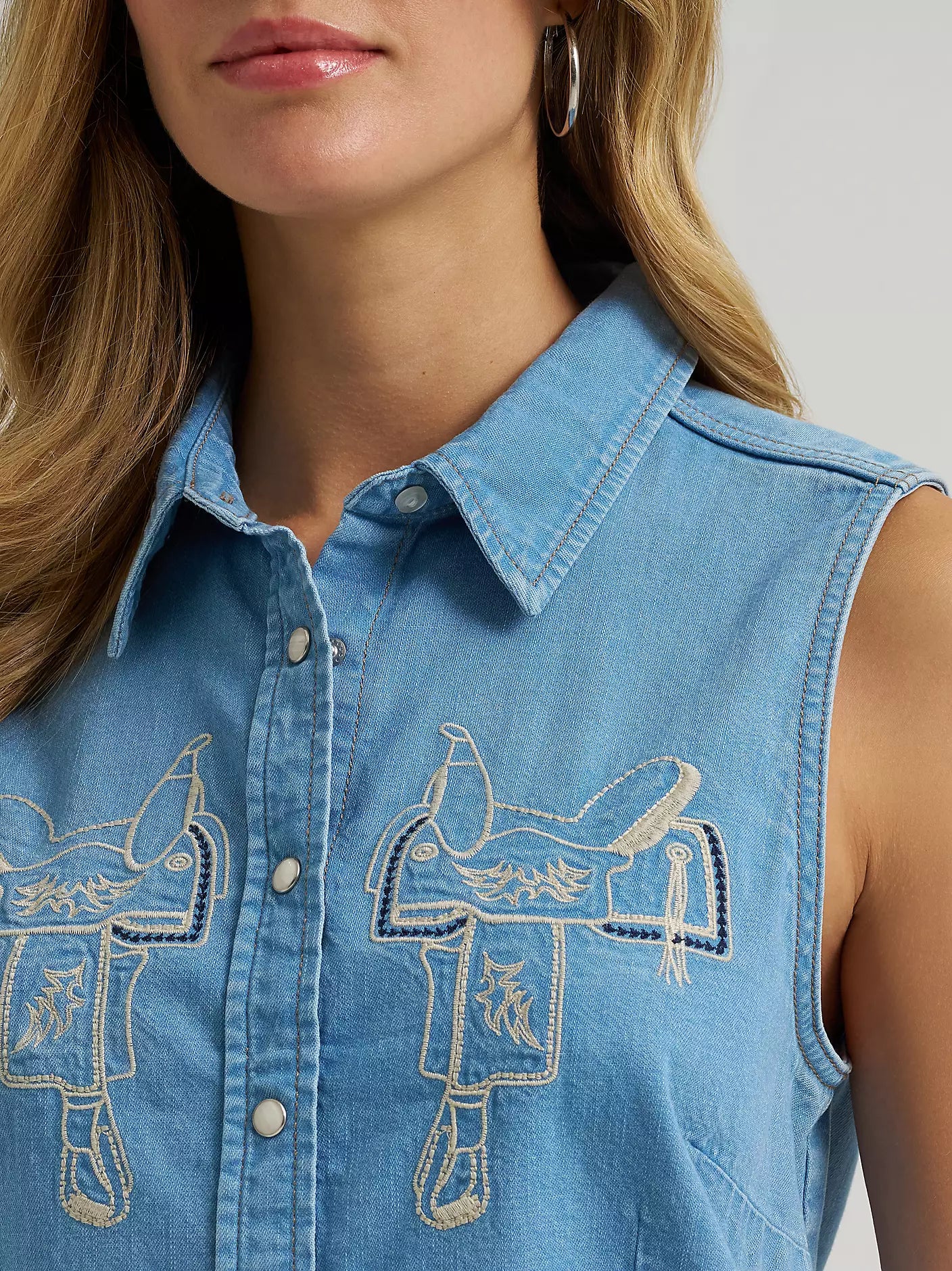 Wrangler Women's Saddle Embroidered Denim Sleeveless Snap Shirt 112379487