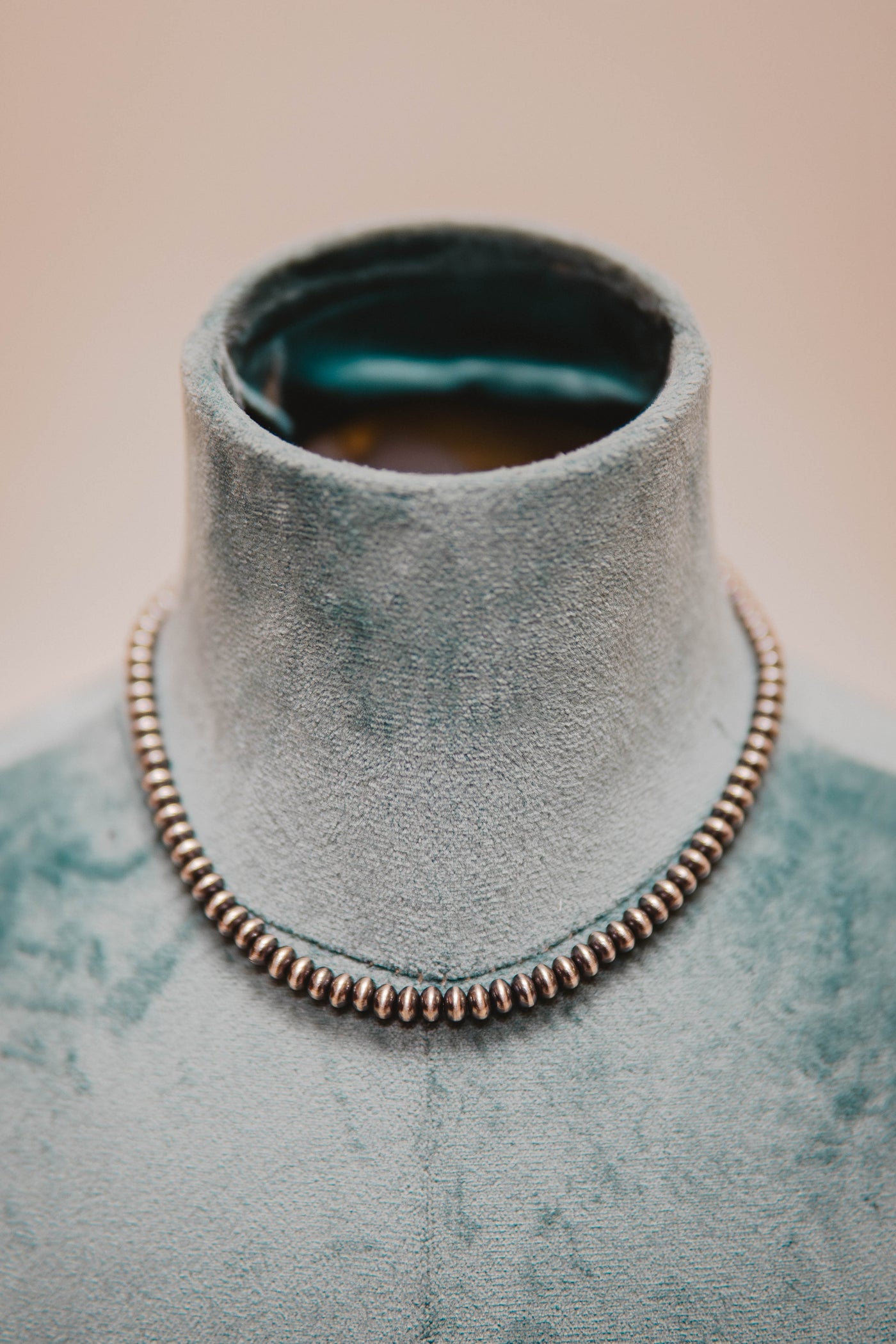 Navajo Saucer Pearl 5.5MM 14"