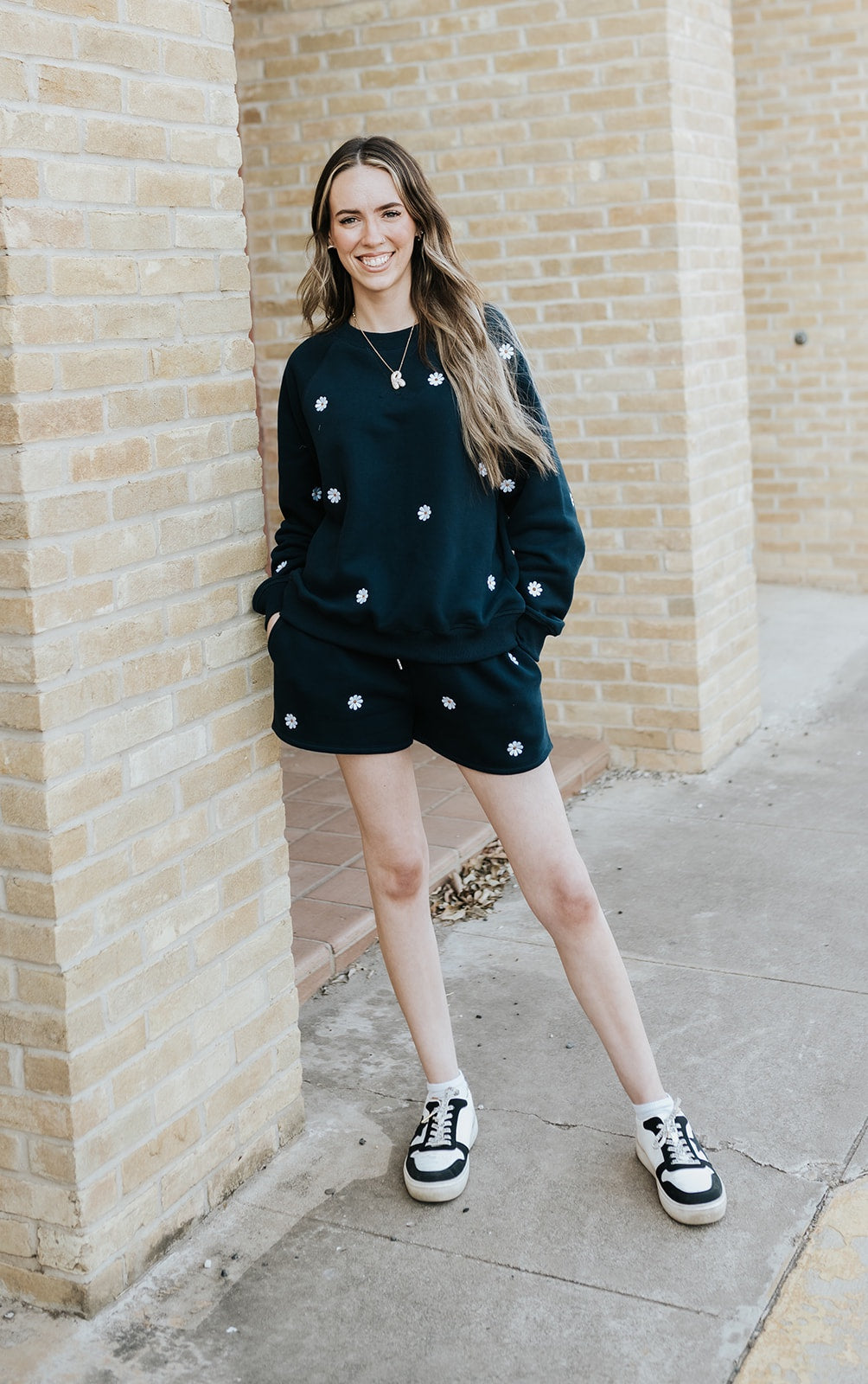 Navy Daisy Embroidered Elastic Sweatshorts ZP1202