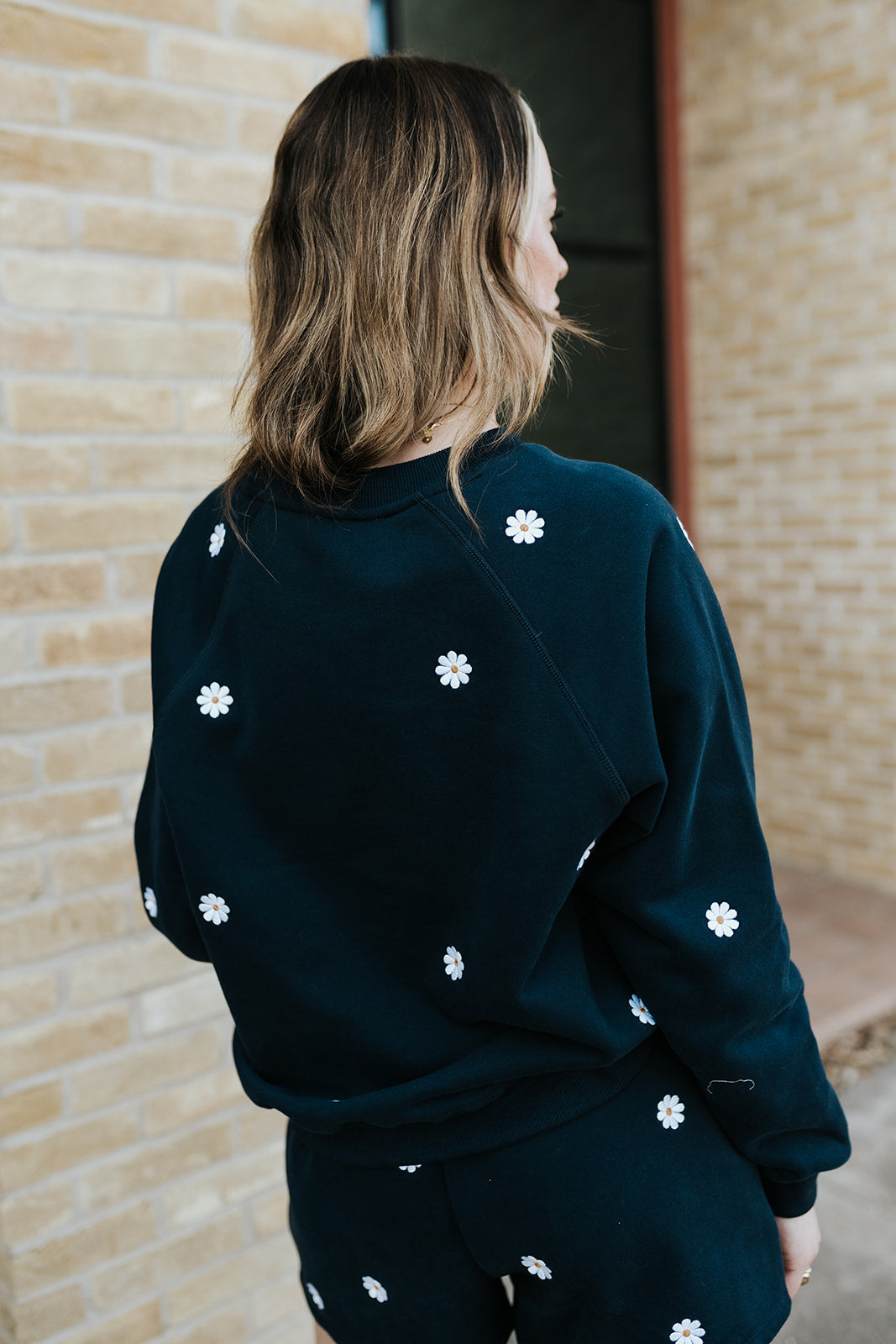 Navy Daisy Embroidered Elastic Sweatshorts ZP1202