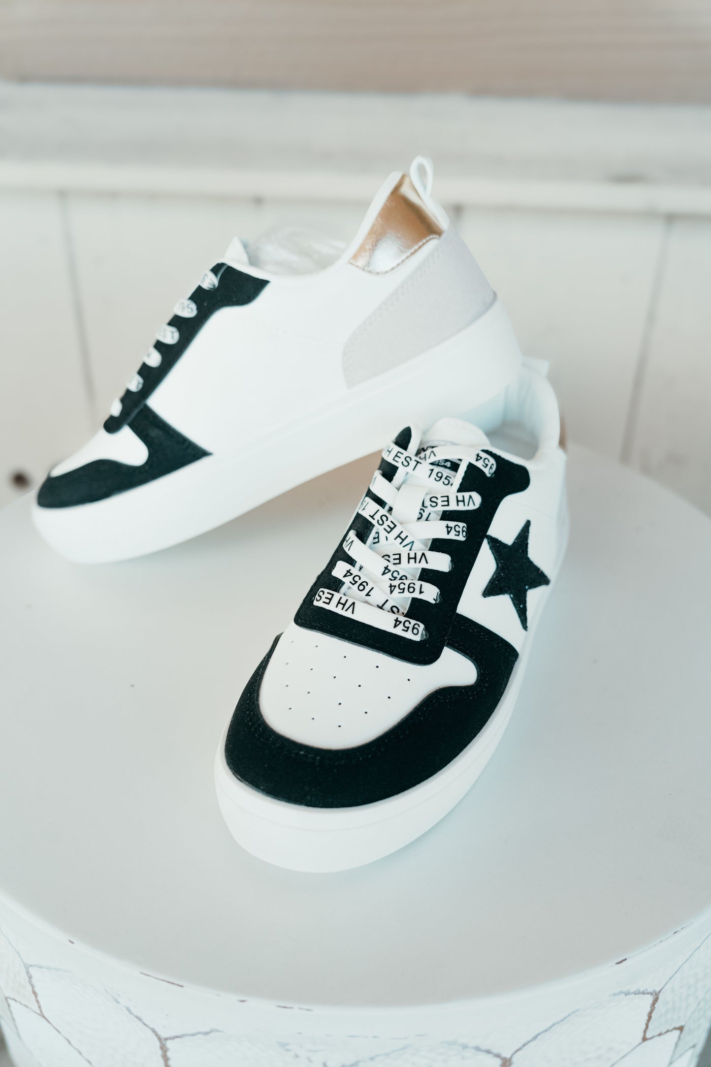 Aura 12 Black/Gold