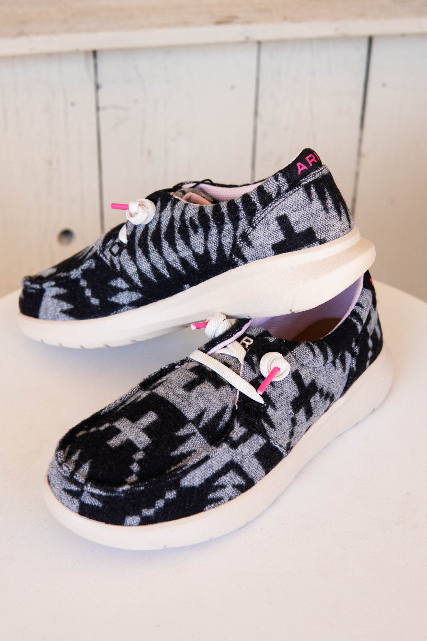 Ariat WMS Hilo Black & White Flannel Blanket 10053700 - Southern Soule Designs