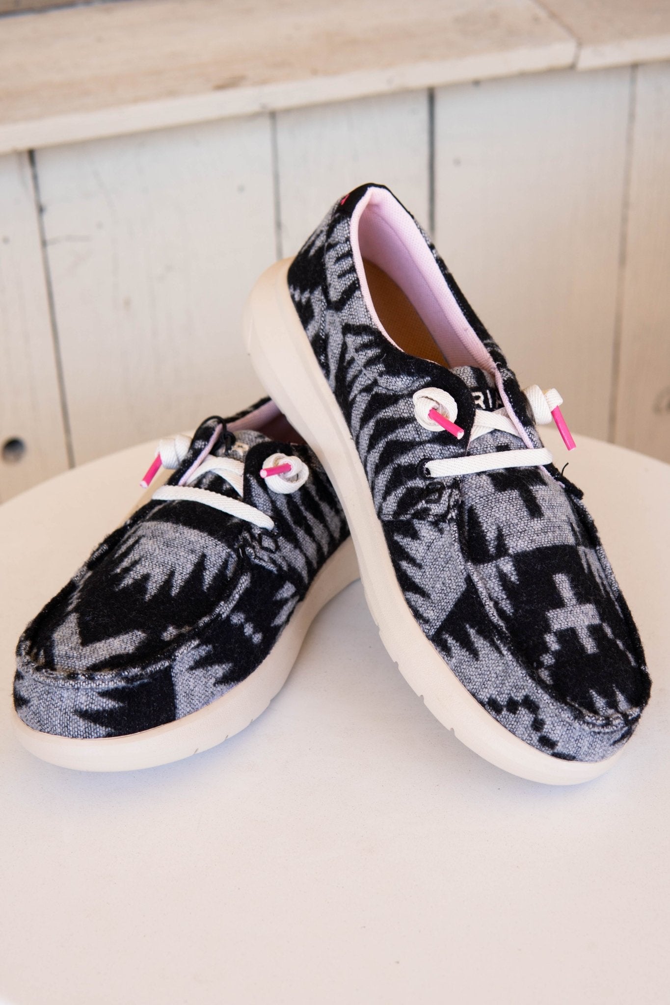 Ariat WMS Hilo Black & White Flannel Blanket 10053700 - Southern Soule Designs