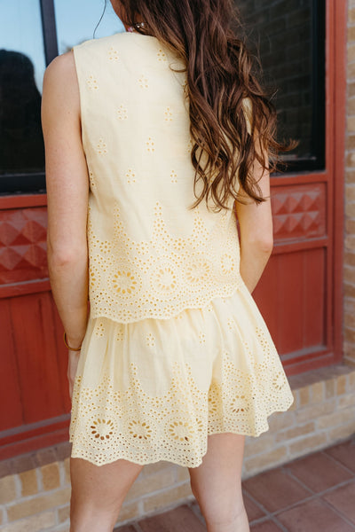 Lemon Medallion Eyelet Pull On Shorts P26368 - Southern Soule Designs