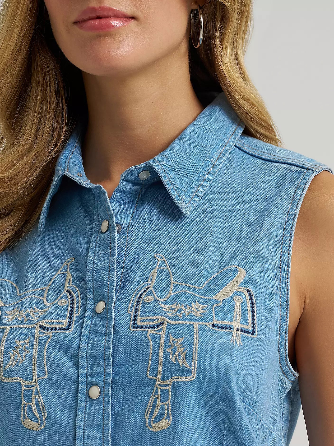 Wrangler Women's Saddle Embroidered Denim Sleeveless Snap Shirt 112379487 - Southern Soule Designs